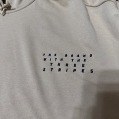 adidasプルオーバーパーカーの画像