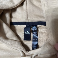 adidasプルオーバーパーカーの画像
