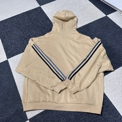 adidasプルオーバーパーカーの画像