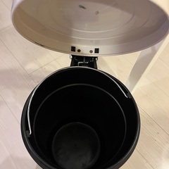 かわいいペダル式ゴミ箱の画像
