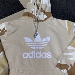 adidasレディースパーカーの画像