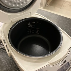 K2510-285 TIGER マイコン炊飯ジャー JBH-G101 5.5合炊き ホワイト 2024年製 中古美品の画像