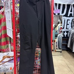 スリット入りパンツの画像