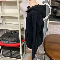 M2510-286　UNIQLO ジップパーカー 裏起毛 Lサイズ ブラック 色あせ毛玉有りの画像