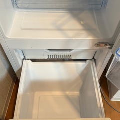 【使用1年未満】Hisense 冷蔵庫 ホワイト HR-D16F [幅48.1cm /162L /2ドア /右開きタイプ /2022年] の画像
