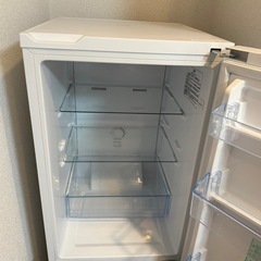 【使用1年未満】Hisense 冷蔵庫 ホワイト HR-D16F [幅48.1cm /162L /2ドア /右開きタイプ /2022年] の画像