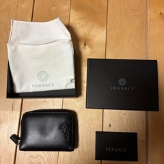 ヴェルサーチ  Versace ボディバッグ　ショルダーバッグ　長財布　
小銭入れの画像