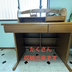 【💡最終値下げ！早い者勝ち✨】ヒカリ製デスク 鍵・コンセント２口付きの画像