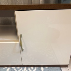 白の鏡面のテレビボードの画像