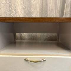 白の鏡面のテレビボードの画像