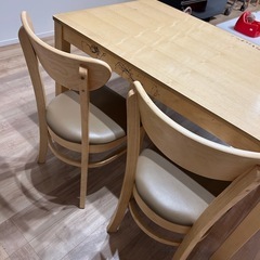 木製 ダイニングテーブル 椅子 2脚付き ベンチ付の画像