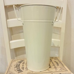 フラワーベース　花瓶　ブリキの画像