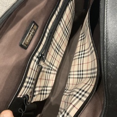 高級Burberry🔴レザーバッグ👜内側チェックデザインの画像