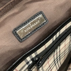 高級Burberry🔴レザーバッグ👜内側チェックデザインの画像