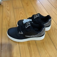 値段交渉◯　23.5㎝　FILA ヘビ柄　スニーカー　新品の画像
