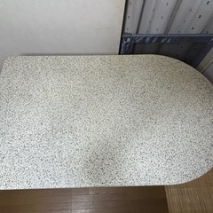 半分円のテーブルの画像