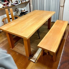 重厚感のあるダイニングテーブルの画像