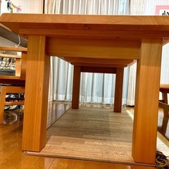重厚感のあるダイニングテーブルの画像