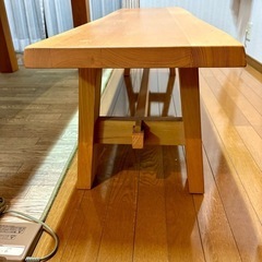 重厚感のあるダイニングテーブルの画像