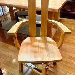 重厚感のあるダイニングテーブルの画像