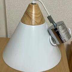 ニトリ ペンダントライト エトル M ホワイト シンプル 北欧 木目の画像