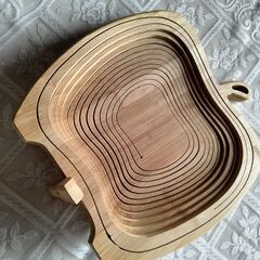 リンゴ型の木製 バスケット: 270x230x300 mm の画像