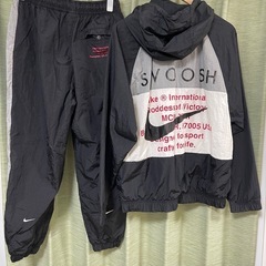 NIKE SWOOSH ナイロンジャケット　SWOOSH 黒 【L】 セットアップ 上下セット 黒 ナイロン 裏メッシュ L Mの画像