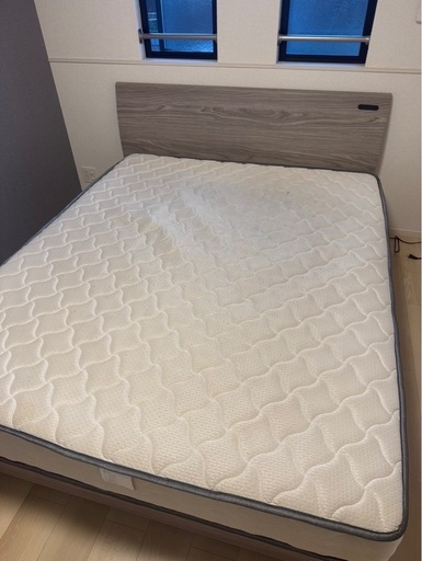 美品　クィーンサイズ　ベッドとマットセットです。