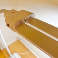 美品⭐️LEDスタンドライト 調光調色 デスクライト アームライト ホワイトの画像
