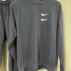 【NIKE】SWOOSH スウェットトレーナー 刺繍ロゴ入り ブラック サイズL  セットアップ トレーナー ジャージ ブラック黒の画像