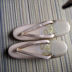 バックと草履の画像