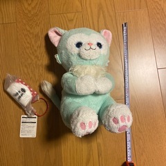 ミニーの財布とぬいぐるみの画像