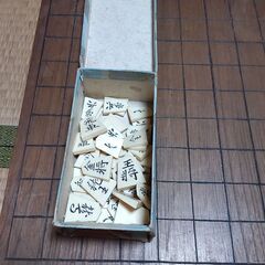 脚付き将棋盤　駒の画像