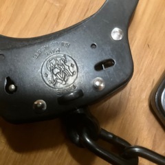 スミス&ウェッソン製手錠とユイル社製のホルダーの画像