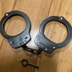 スミス&ウェッソン製手錠とユイル社製のホルダーの画像