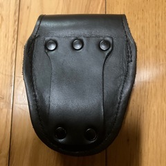 スミス&ウェッソン製手錠とユイル社製のホルダーの画像