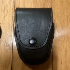 スミス&ウェッソン製手錠とユイル社製のホルダーの画像