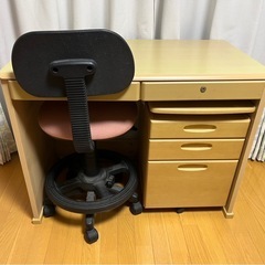 学習机と椅子の画像