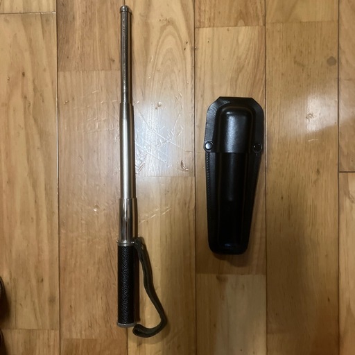 ノーベル社製の警棒とホルダー