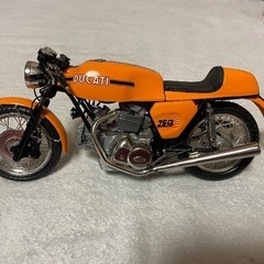 ドカティ750Sのプロター製のプラモデルの画像