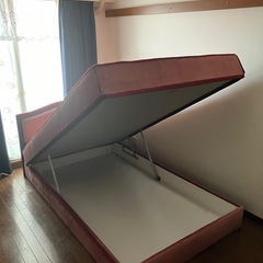 収納付きクイーンサイズベッドの画像