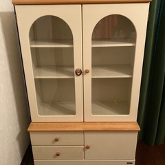 ガラス戸付き木彫キャビネットの画像