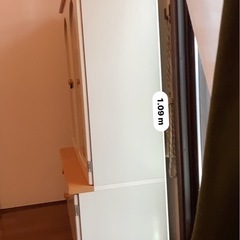 ガラス戸付き木彫キャビネットの画像