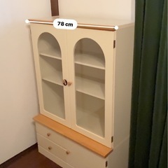 ガラス戸付き木彫キャビネットの画像