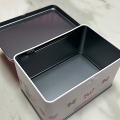 ハートとリボンの金属製空き缶Boo-tiful Friends 8×12×6.5の画像