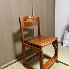 ドレッサーと椅子の画像