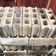 コンクリブロックたくさん入荷しました❗️無料です😁お好きなだけお持ち帰りください❣️早いもの勝ちの画像