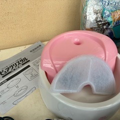 猫のお食事、給水器、おむつセットの画像