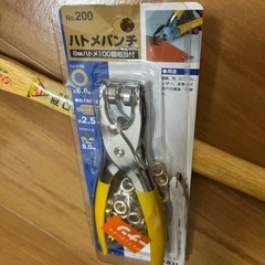 ハトメパンチとカナヅチの画像