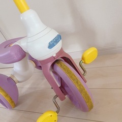 三輪車 紫と白のキッズバイク。の画像